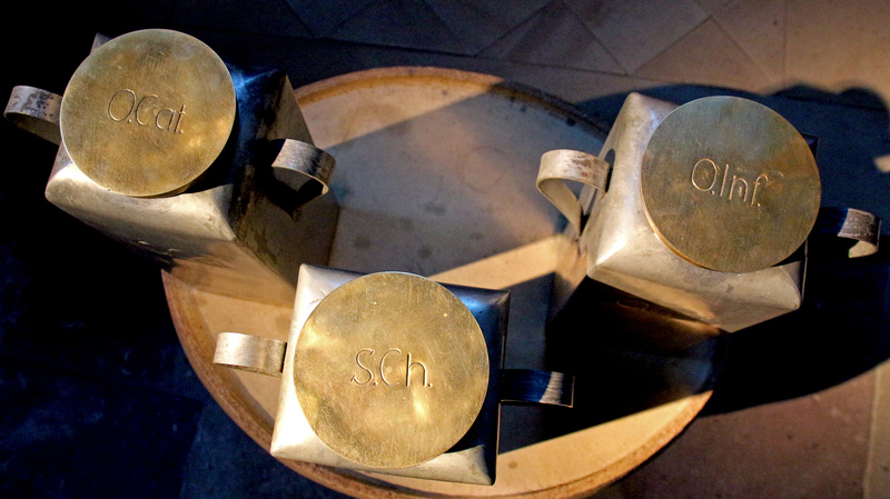 Bild: Peter Weidemann / Quelle: Pfarrbriefservice.de Firmung Gefäß Gottesdienst Kanne Krankensalbung Liturgie Öl Priesterweihe Sakrament Salbung Taufe